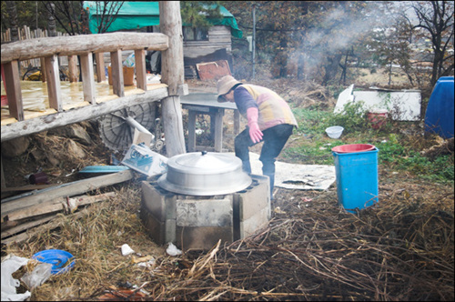 먼저 찜솥에 찹쌀을 찝니다. 찹쌀은 전날 하루종일 불려놓고 솥에 넣을 때는 삼베로 감싸서 넣습니다. 